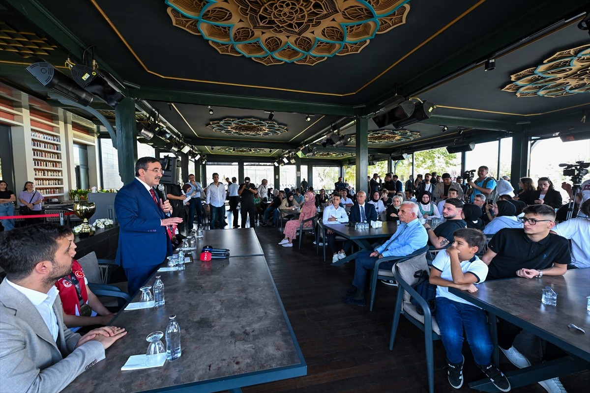 Cumhurbaşkanı Yardımcısı Cevdet Yılmaz (ortada), İstanbul'da Ümraniye Belediyesi bahçesindeki...