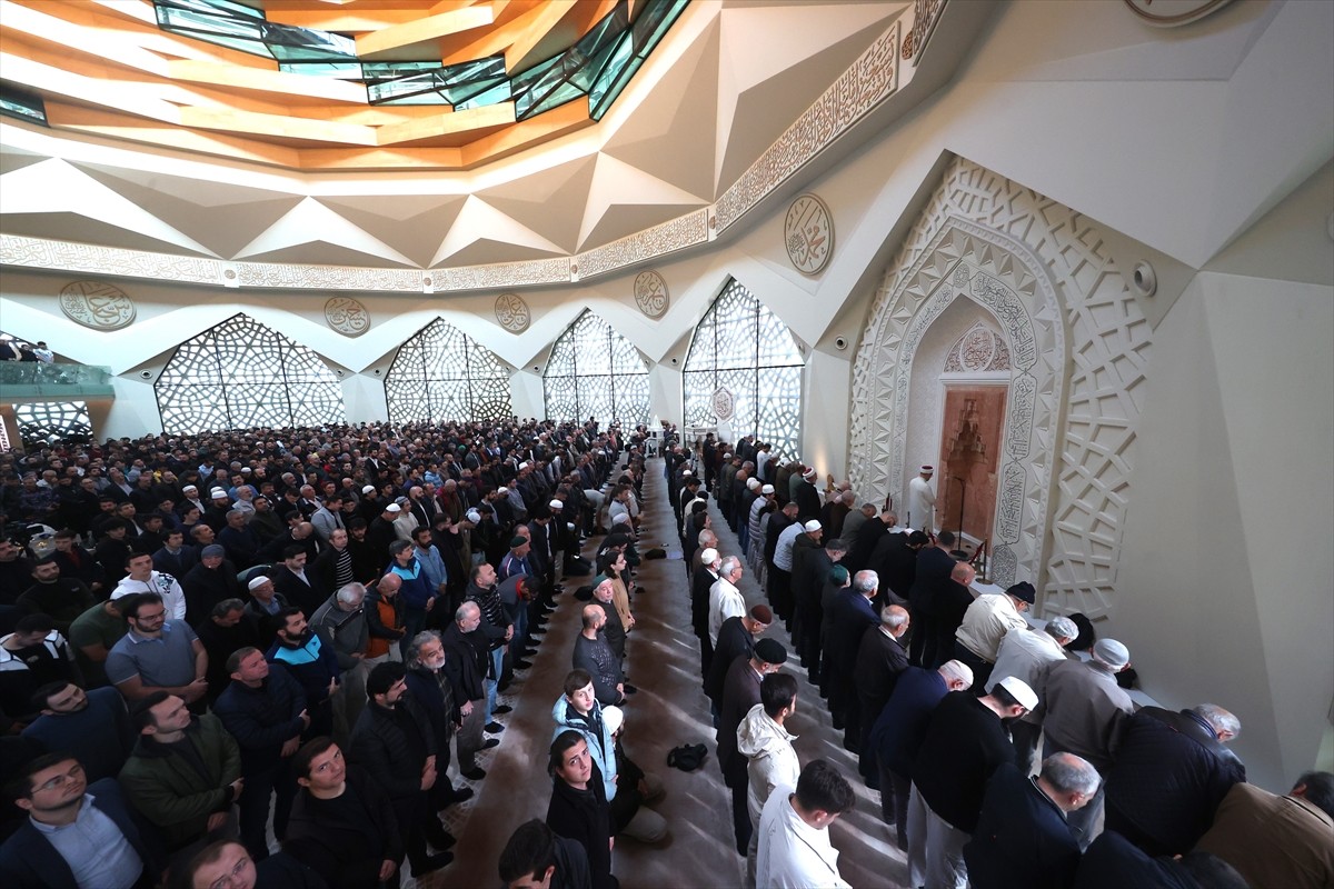 Diyanet İşleri Başkanı Ali Erbaş, Marmara Üniversitesi İlahiyat Fakültesi Camisi'nde hutbe irat...