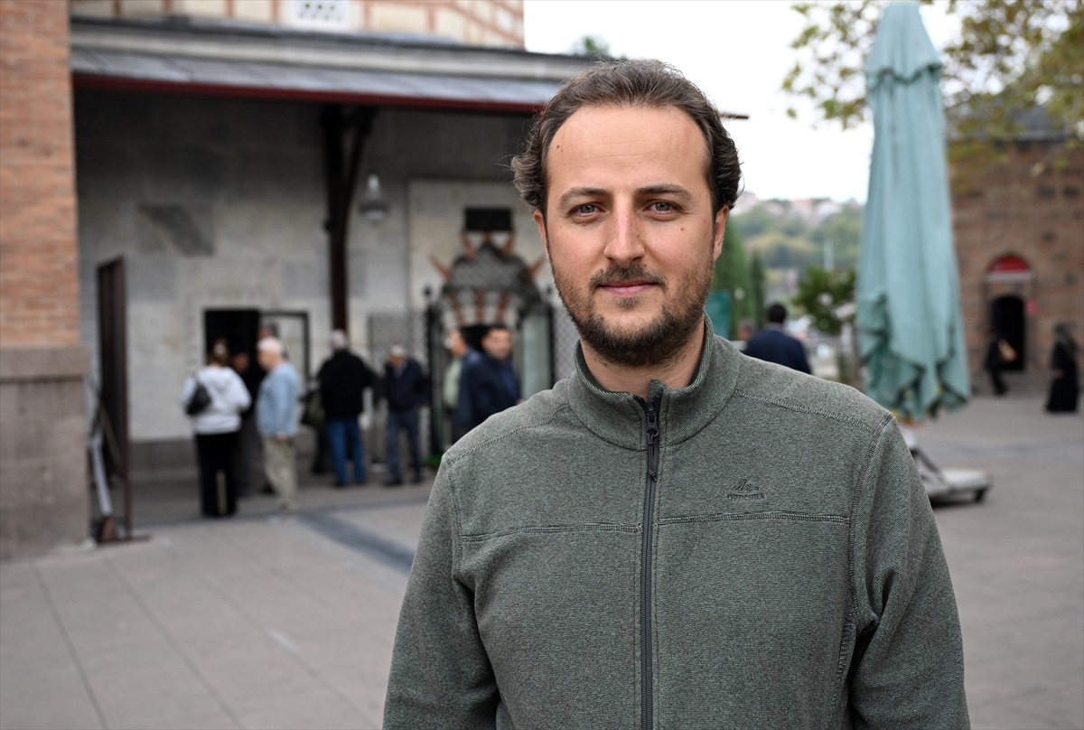 Dua etmek bahanesiyle Hacı Bayram-ı Veli Türbesi'ne giren şüphelilerin türbeden toz bezi ve...