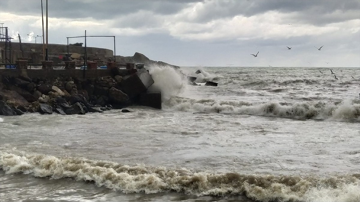 Düzce'nin Akçakoca ilçesinde sağanak ve fırtına etkisini gösterdi. İlçede fırtına nedeniyle...