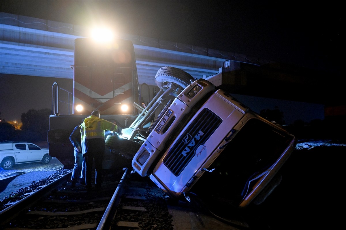 Edirne'de yolcu treni, raylarda terk edilen beton pompası aracına çarptı.