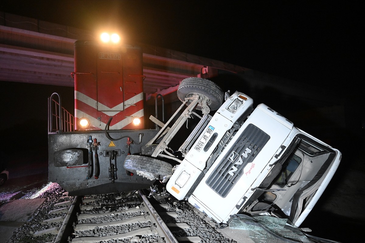 Edirne'de yolcu treni, raylarda terk edilen beton pompası aracına çarptı.