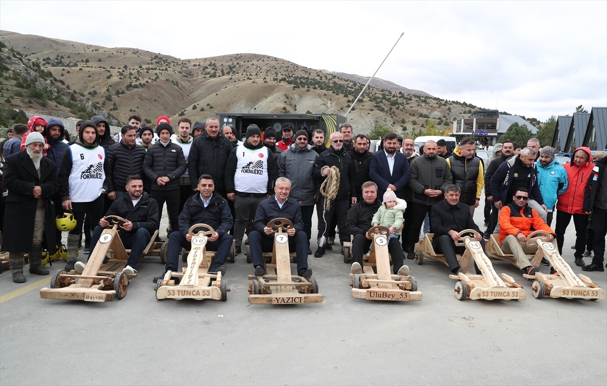 Erzincan'daki Ergan Dağı Kayak Merkezi’nde "Arabam tahtadan, inerim Ergan'dan" formuLaz yarışı...