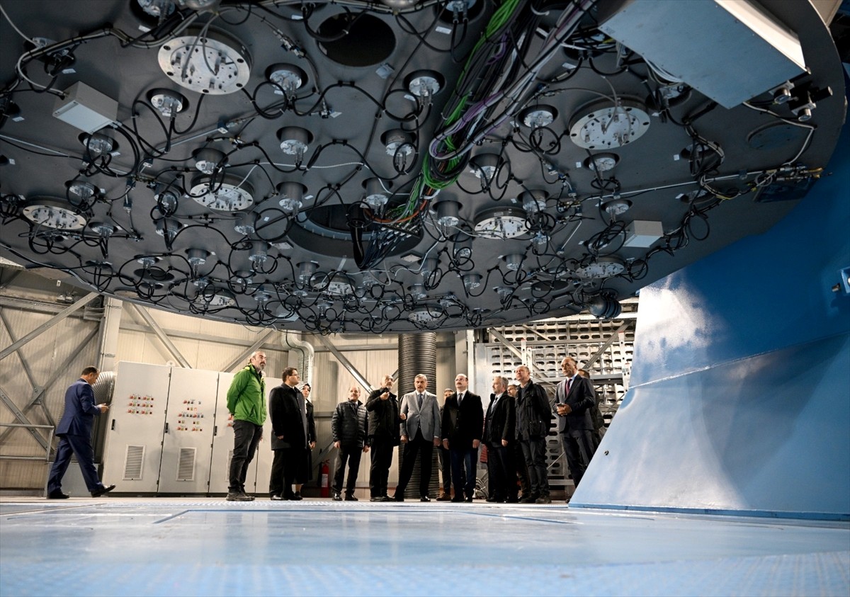 Erzurum Valisi Mustafa Çiftçi, 3 bin 170 rakımdaki Doğu Anadolu Gözlemevi'nde (DAG) incelemelerde...