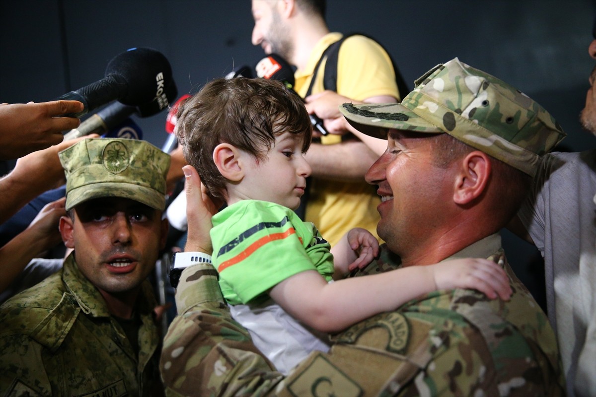  İsrail'in saldırılarının sürdüğü Lübnan'dan tahliye edilen 588 sivili taşıyan Deniz Kuvvetleri...