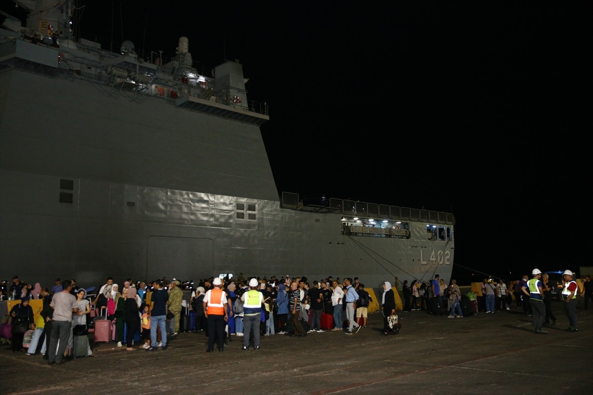İsrail'in saldırılarının sürdüğü Lübnan'dan tahliye edilen 588 sivili taşıyan Deniz Kuvvetleri...