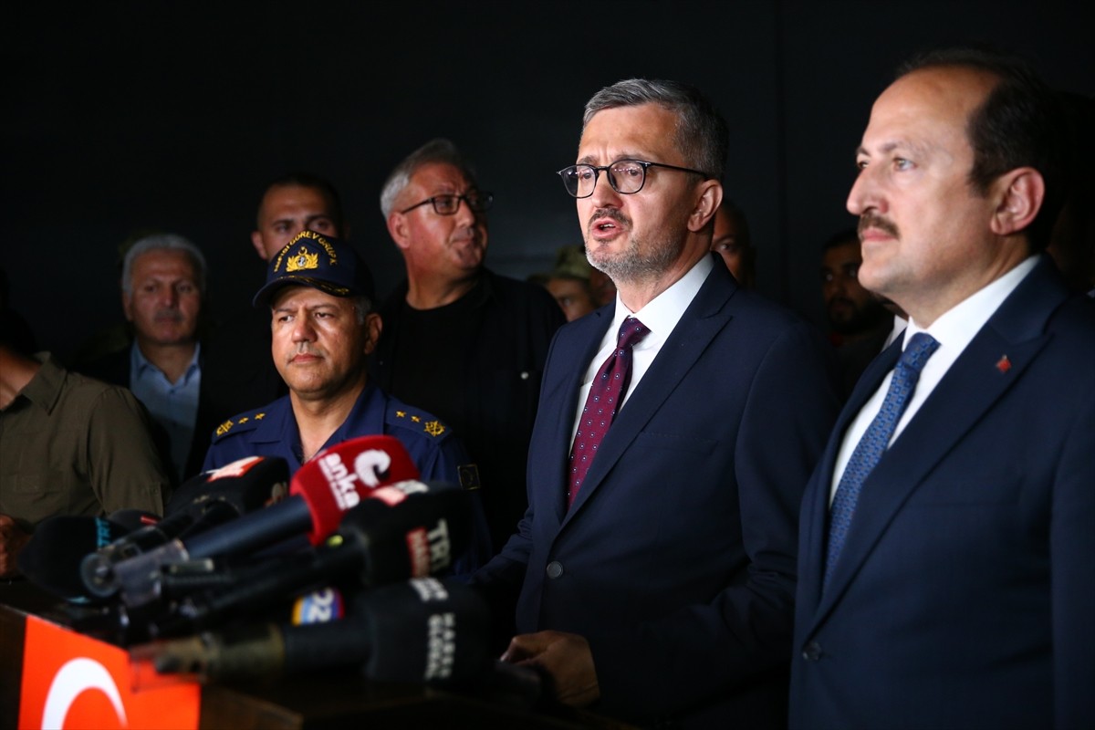 İsrail'in saldırılarının sürdüğü Lübnan'dan tahliye edilen 588 sivili taşıyan Deniz Kuvvetleri...