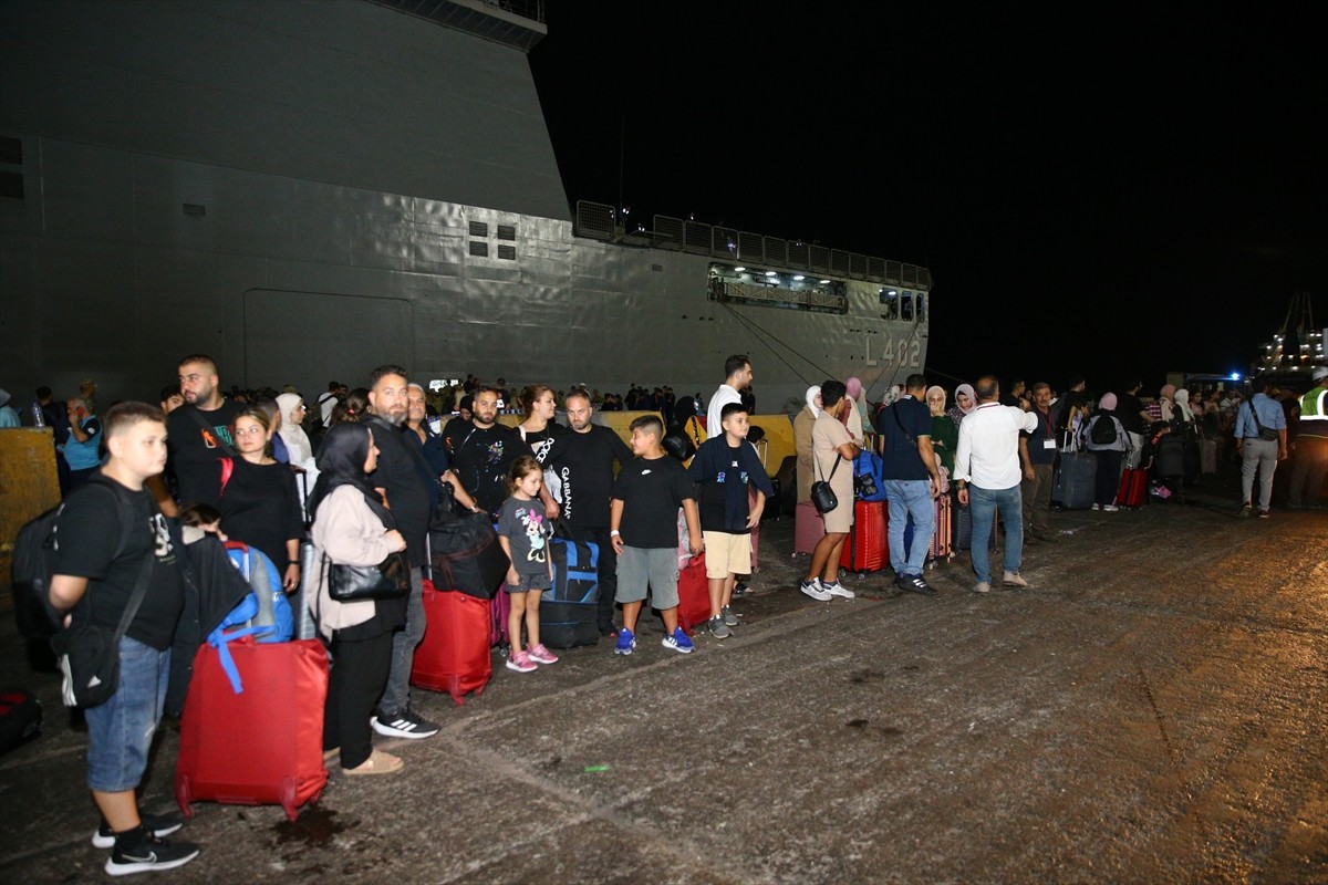 İsrail'in saldırılarının sürdüğü Lübnan'dan tahliye edilen 588 sivili taşıyan Deniz Kuvvetleri...