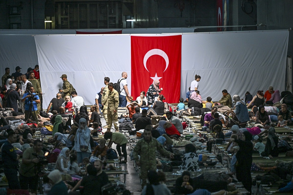 İsrail'in saldırılarının sürdüğü Lübnan’dan çoğunluğu Türk vatandaşı olan sivilleri tahliye eden...