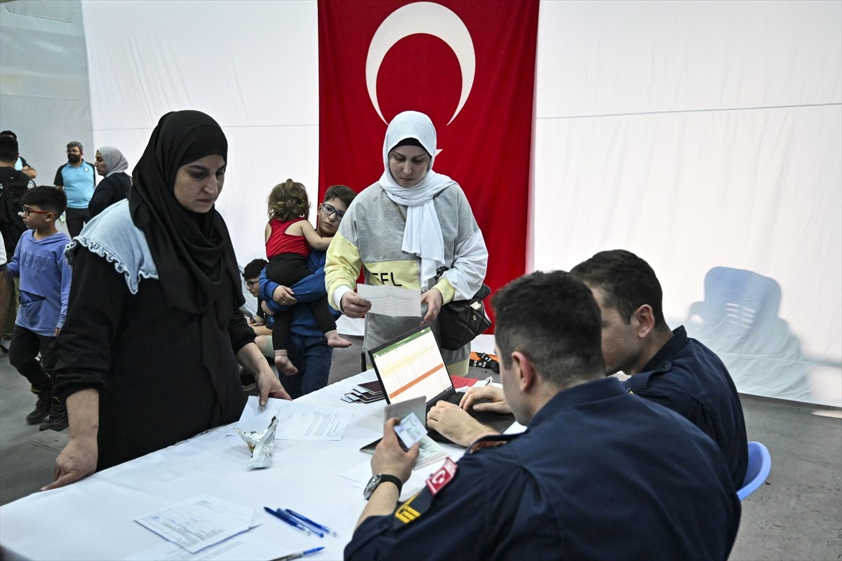 İsrail'in saldırılarının sürdüğü Lübnan’dan çoğunluğu Türk vatandaşı olan sivilleri tahliye eden...