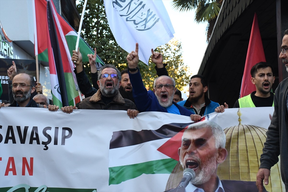 İsrail'in saldırısında yaşamını yitiren Hamas Siyasi Büro Başkanı Yahya Sinvar için Bursa'da...