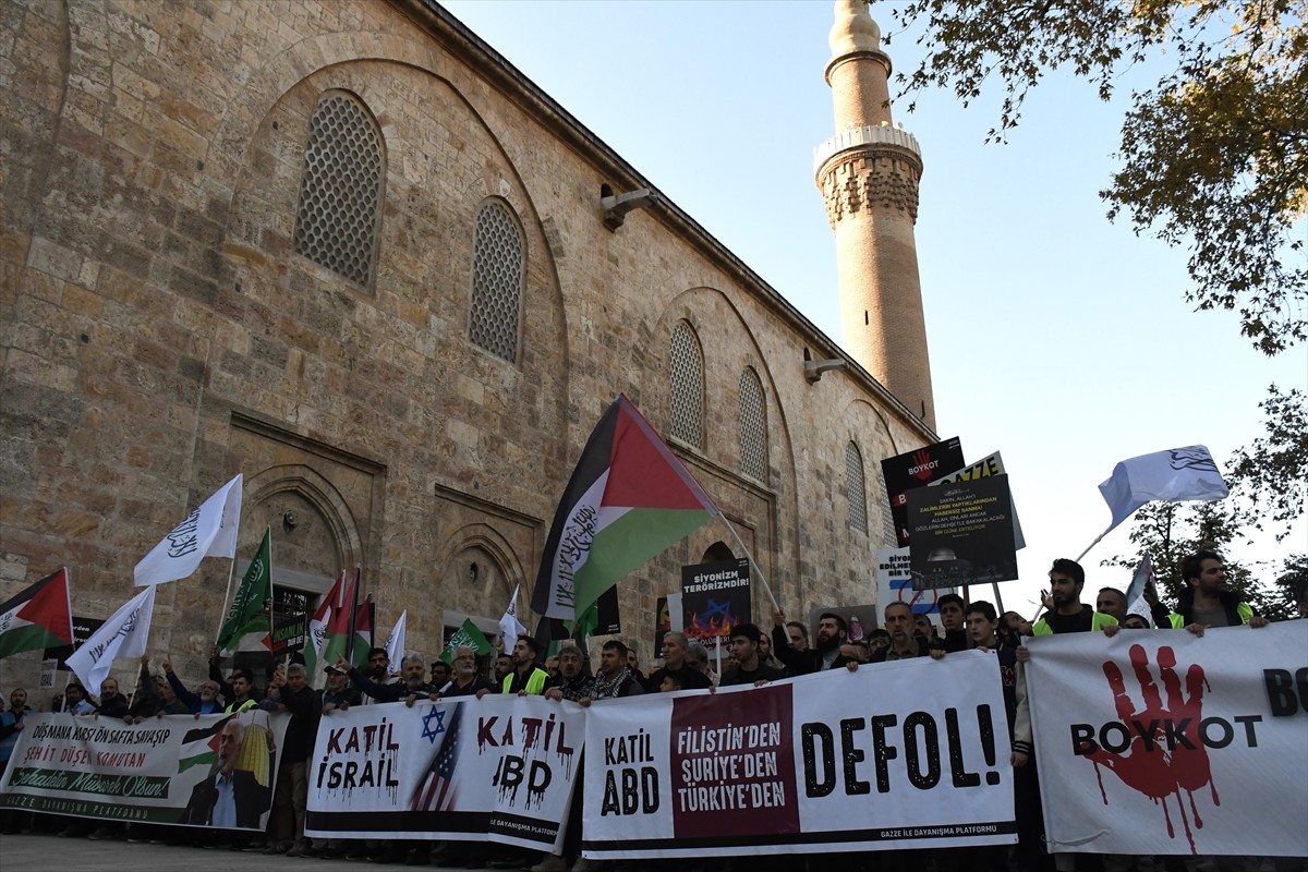 İsrail'in saldırısında yaşamını yitiren Hamas Siyasi Büro Başkanı Yahya Sinvar için Bursa'da...