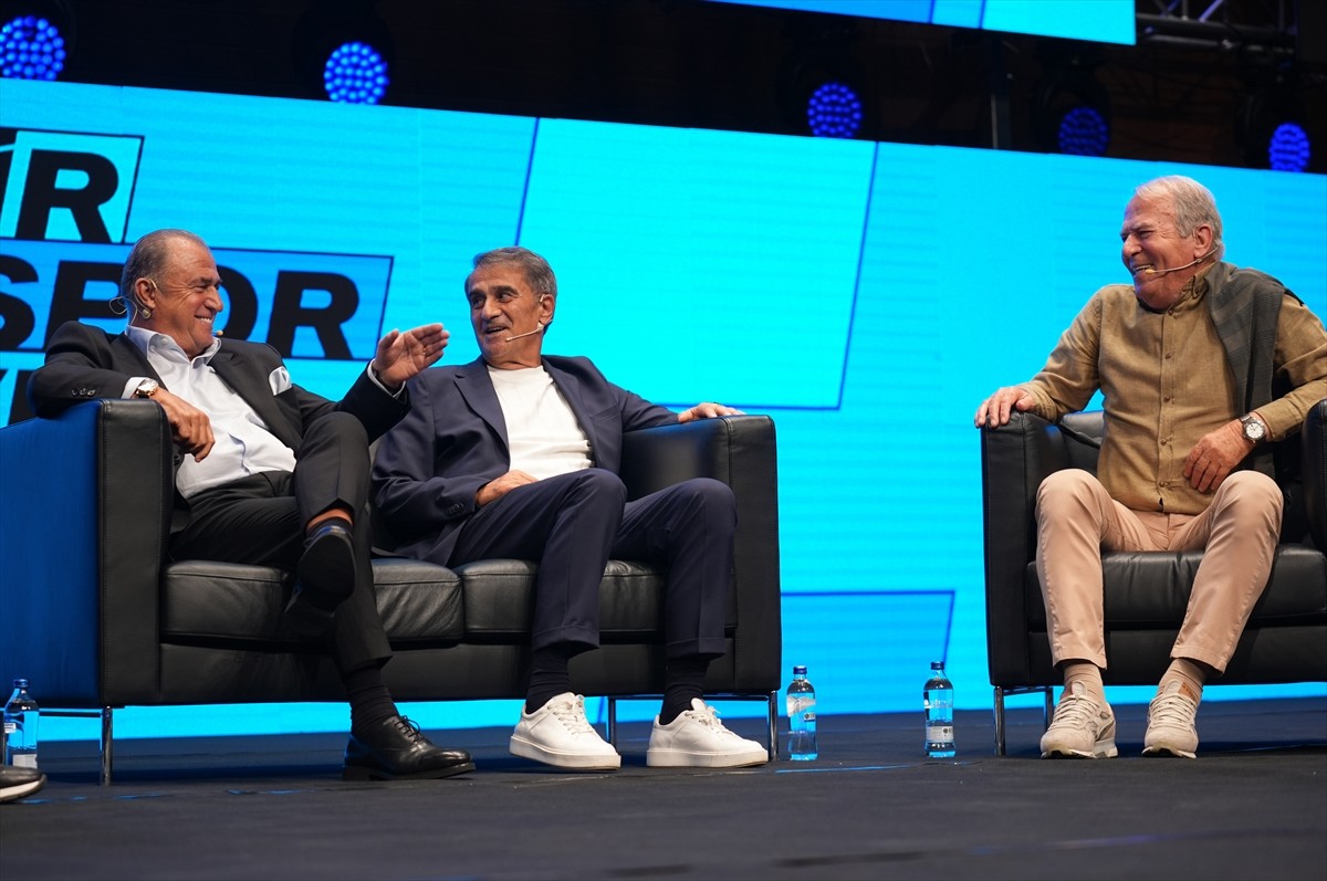 İzmir Büyükşehir Belediyesi ile İzmir Ticaret Odası (İZTO) ev sahipliğindeki İzmir Spor Zirvesi...