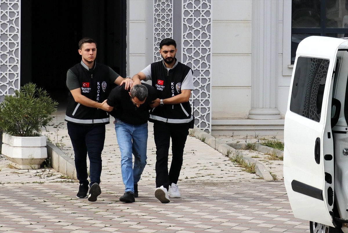 Kocaeli'nin Karamürsel ilçesinde, halk otobüsünde bir kişiyi bıçakla öldüren V.A, emniyetteki...