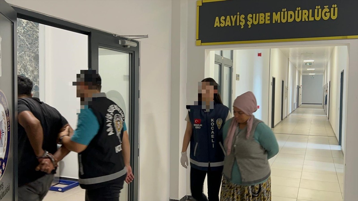 Kocaeli'nin Kartepe ilçesinde iş yerinden hırsızlık yaptıkları iddiasıyla gözaltına alınan 4...