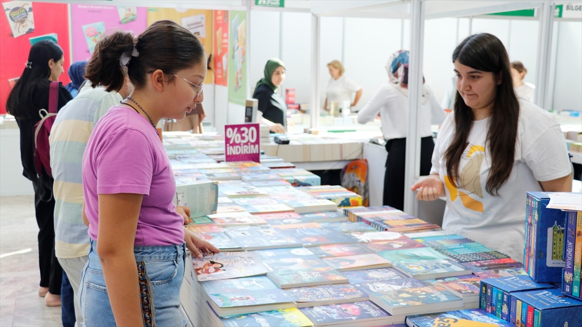 Kocaeli Büyükşehir Belediyesince "Savaşın ve Acının Edebiyatı" temasıyla düzenlenen 14. Kocaeli...