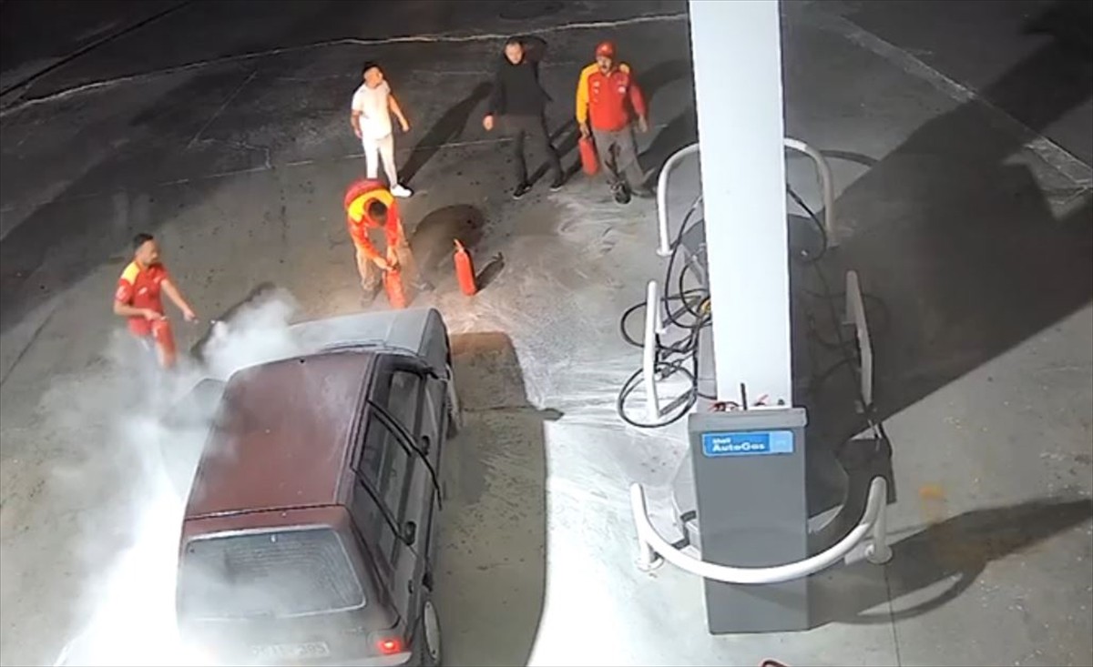 Kütahya'nın Gediz ilçesinde akaryakıt istasyonundaki otomobilde çıkan yangın söndürüldü.