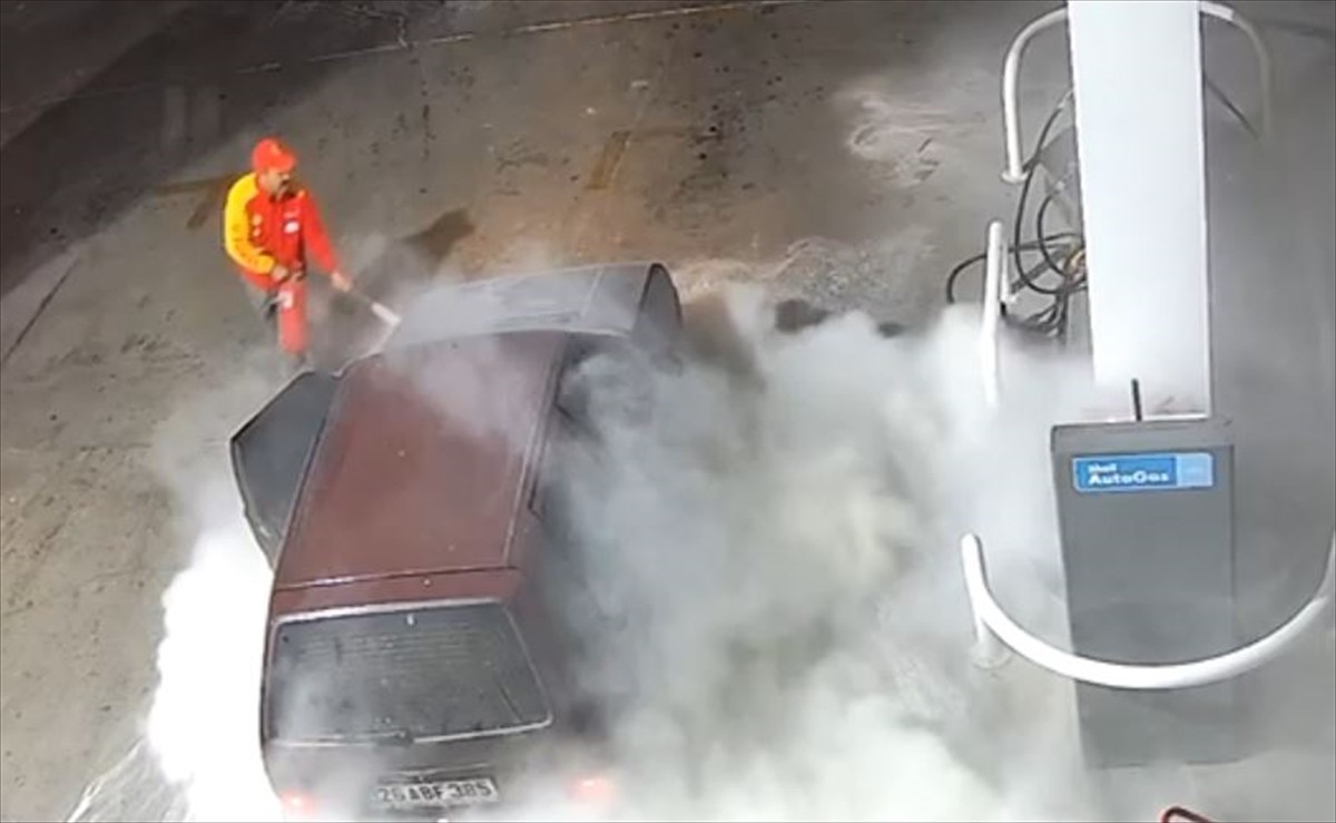 Kütahya'nın Gediz ilçesinde akaryakıt istasyonundaki otomobilde çıkan yangın söndürüldü.