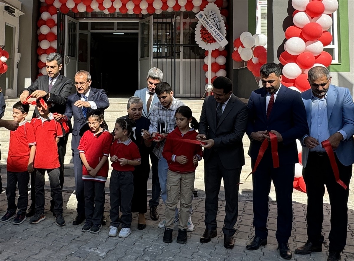 Malatya'da hayırsever Fatma Demirbilek'in (sağ 2) katkısıyla yapılan 24 derslikli Hatice İbrahim...