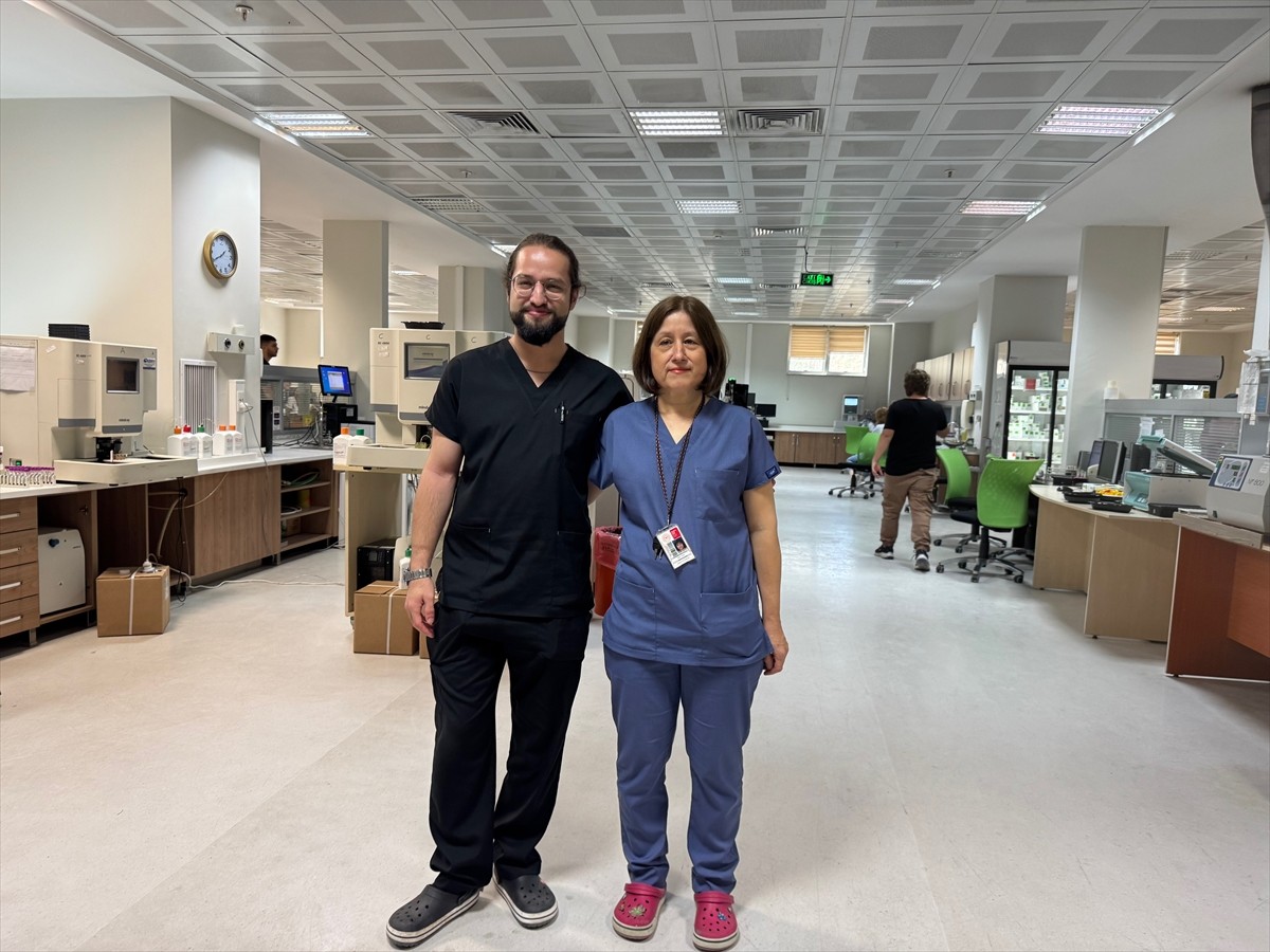 Manisa'da yaşayan sağlık çalışanı Nimet Aydın (sağda) ile tıp fakültesinden bu yıl mezun olan oğlu...