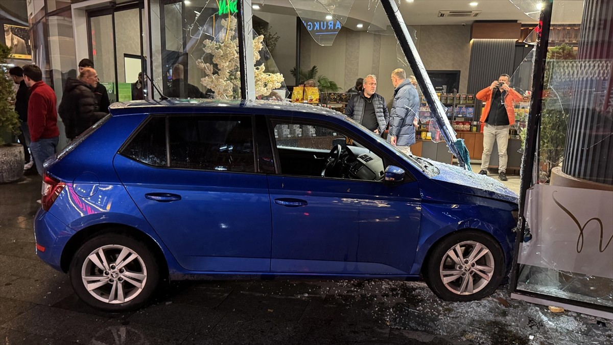 Rize'de kontrolden çıkan otomobilin sosyal tesislere girmesi sonucu binada hasar meydana geldi.