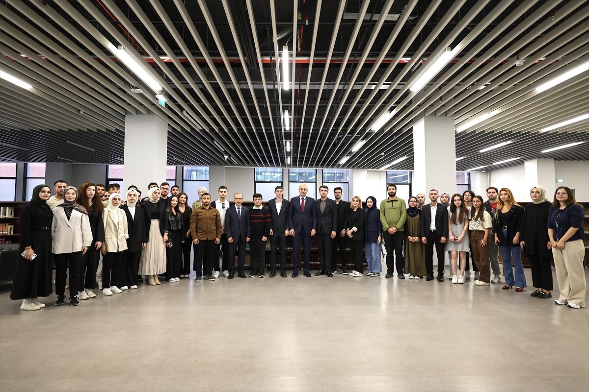 TBMM Başkanı Numan Kurtulmuş, İstanbul Medeniyet Üniversitesi Kütüphanesini ziyaret etti.