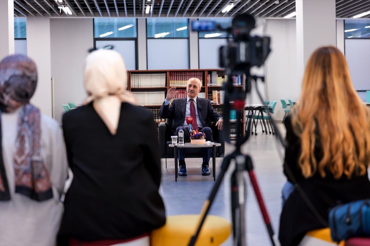 TBMM Başkanı Numan Kurtulmuş, İstanbul Medeniyet Üniversitesi Kütüphanesini ziyaret etti.