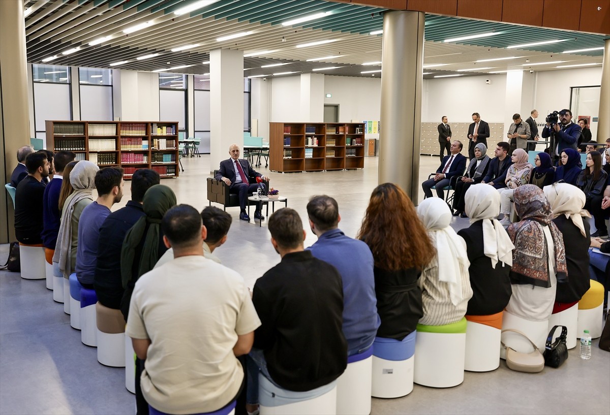 TBMM Başkanı Numan Kurtulmuş, İstanbul Medeniyet Üniversitesi Kütüphanesini ziyaret etti.