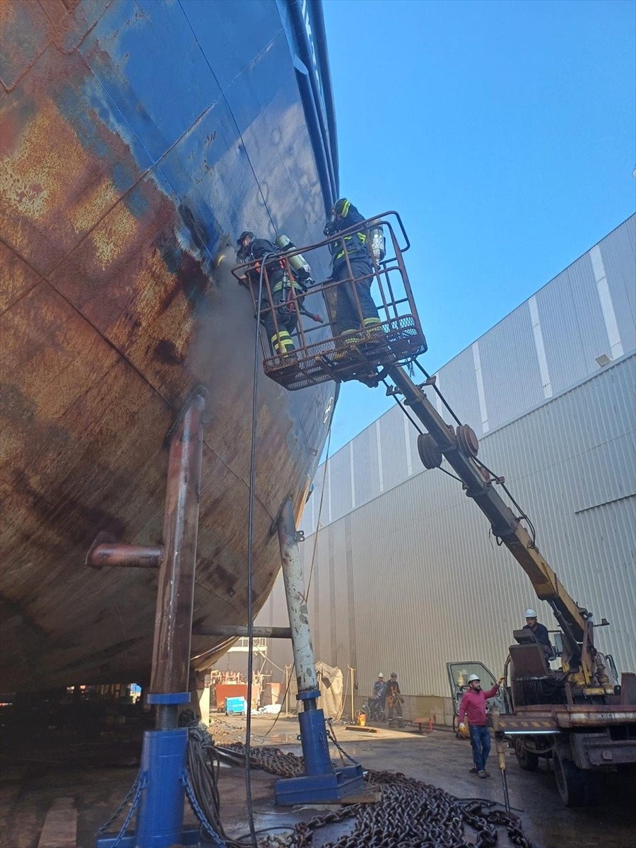 Yalova'da, tersanede bakım ve onarım çalışması yapılan kuru yük gemisinde çıkan yangın...