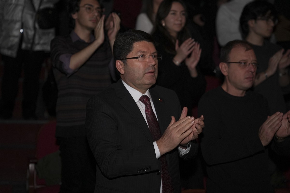 Adalet Bakanı Yılmaz Tunç, Ankara Devlet Tiyatrosunca sahnelenen "12 Öfkeli" adlı oyunu...