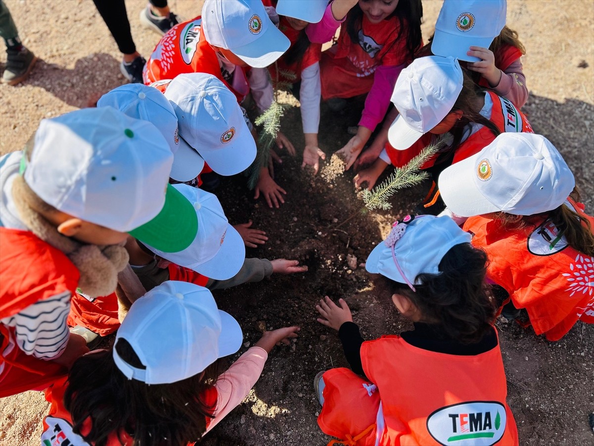 Adana'da "11 Kasım Milli Ağaçlandırma Günü" dolayısıyla fidan dikimi etkinliği yapıldı.  Adana...