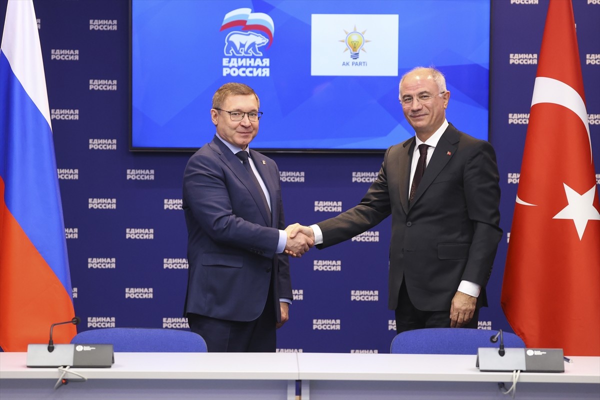 AK Parti, Rusya Devlet Başkanı Vladimir Putin’in partisi Birleşik Rusya ile ilişkilerin...