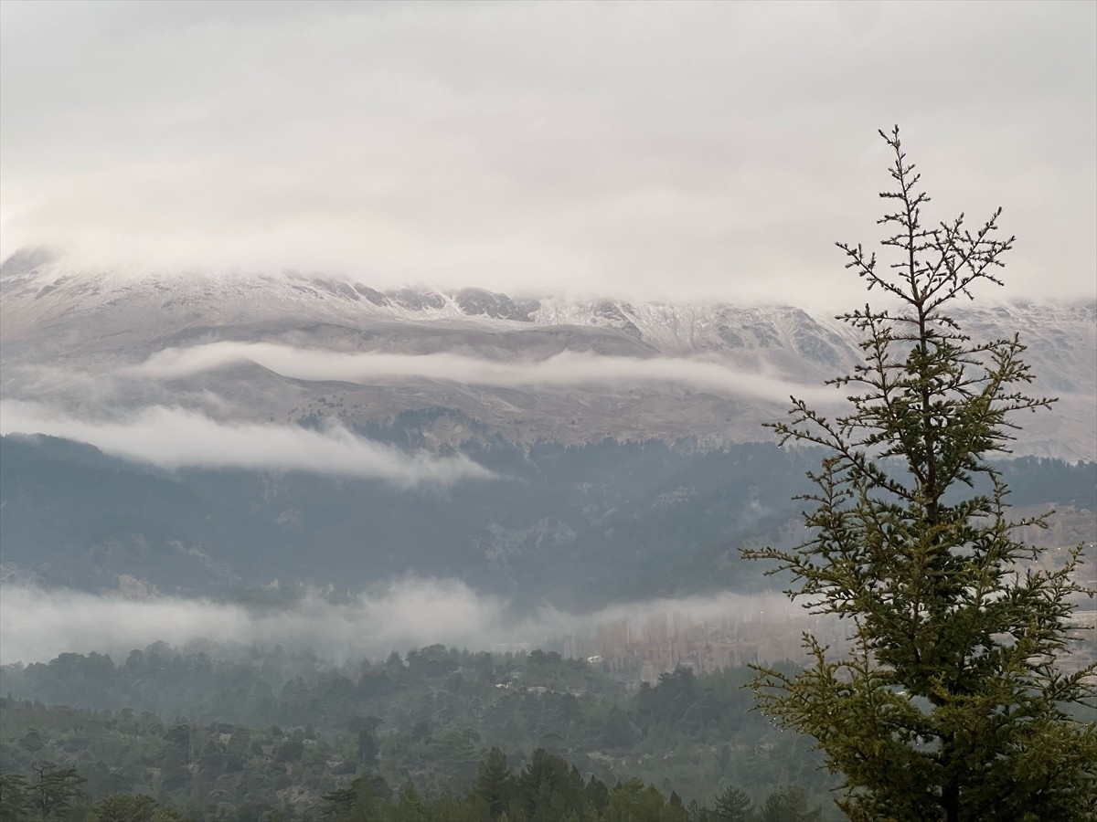 Antalya'nın Kaş ilçesinin Gömbe Mahallesi'ndeki 3 bin 24 metre yüksekliğinde Akdağ'ın zirvesi kar...