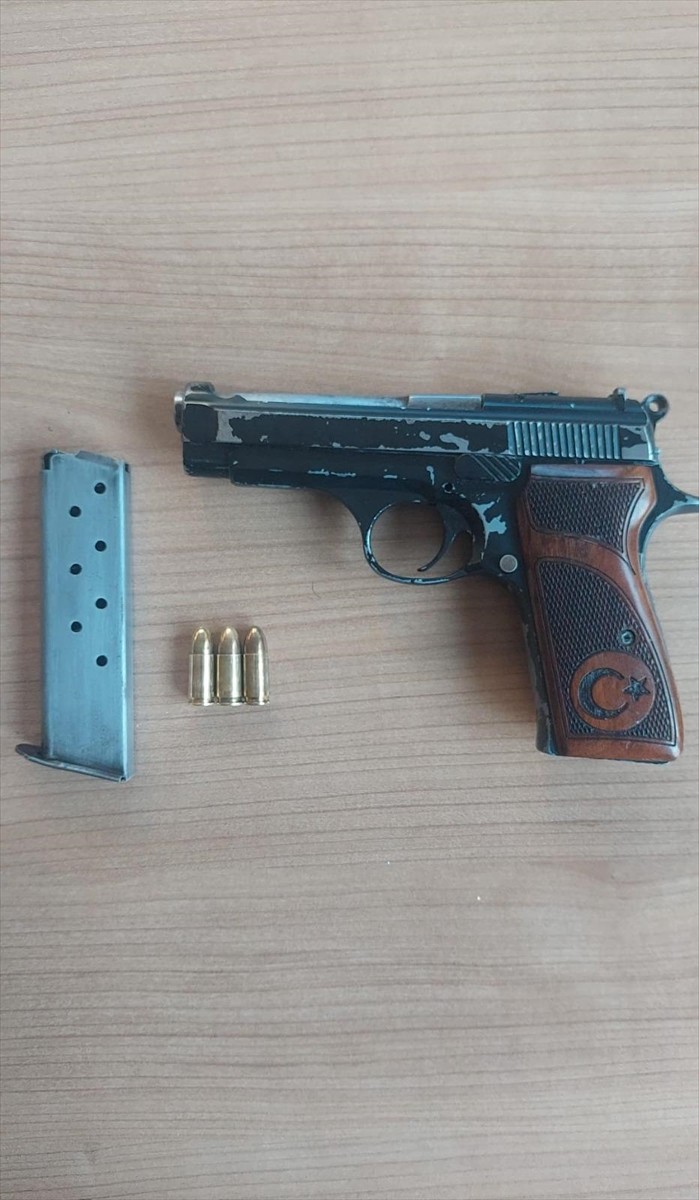 Beyoğlu'nda, alışveriş için gittiği markette kendisiyle ilgilenmediğini iddia ettiği çalışana...