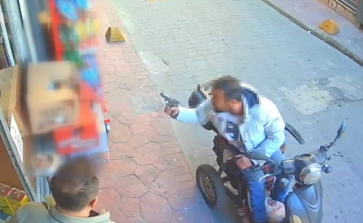 Beyoğlu'nda, alışveriş için gittiği markette kendisiyle ilgilenmediğini iddia ettiği çalışana...