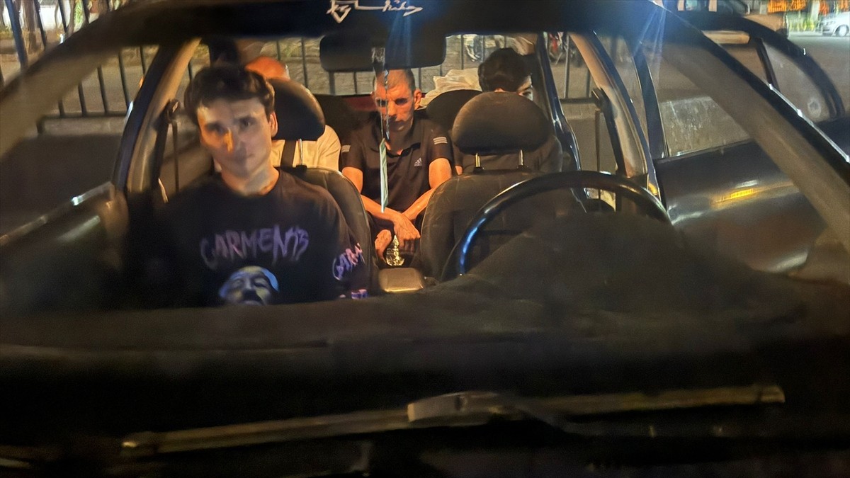 Çanakkale'de polis ekiplerince 10 düzensiz göçmen yakalandı, insan kaçakçılığı şüphelisi 2 kişi...