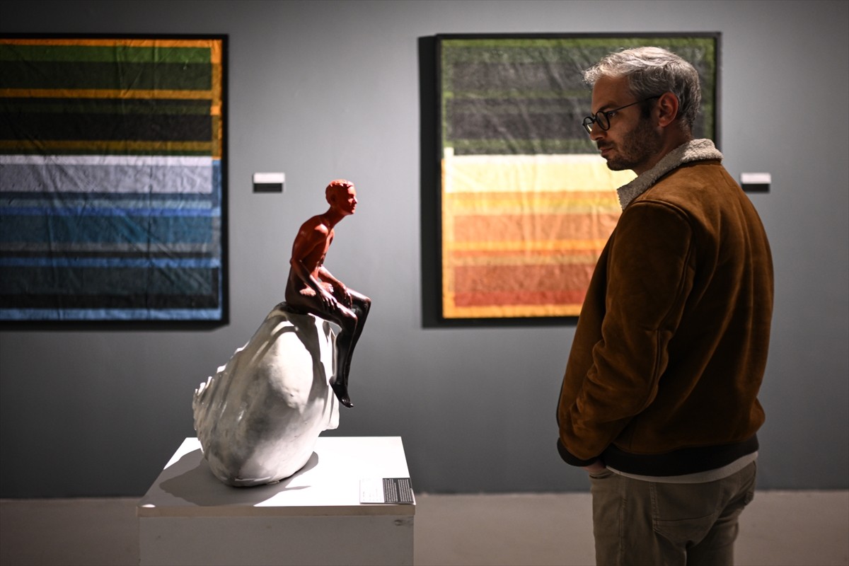 Çanakkale Bienali'nde dikkat çeken, endüstriyel üretimin çevresel ve toplumsal izlerini sanatsal...