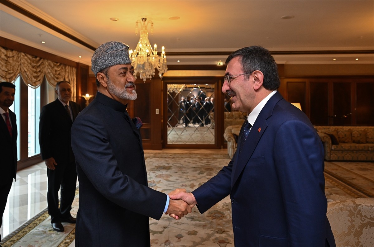 Cumhurbaşkanı Yardımcısı Cevdet Yılmaz (sağda), Cumhurbaşkanı Recep Tayyip Erdoğan'ın resmi...