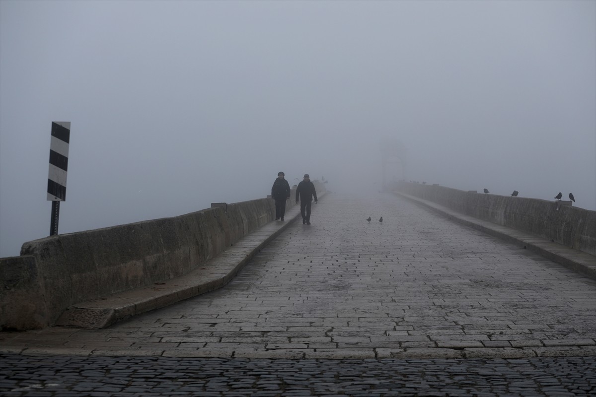 Edirne'de sis nedeniyle görüş mesafesi yer yer 50 metrenin altına düştü.  Selimiye Camisi, Meriç...