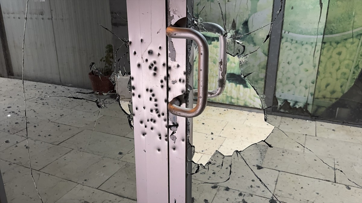 Kayseri'nin Melikgazi ilçesinde motosikletli kişilerce fırına tüfekle ateş açıldı.