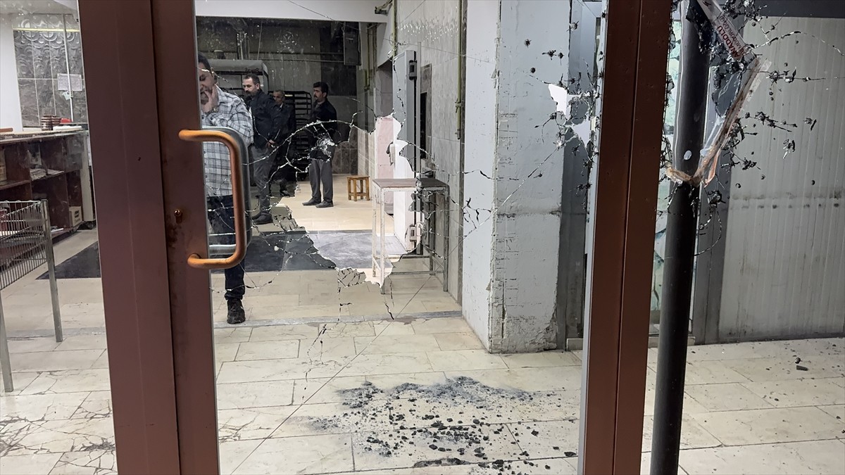 Kayseri'nin Melikgazi ilçesinde motosikletli kişilerce fırına tüfekle ateş açıldı.