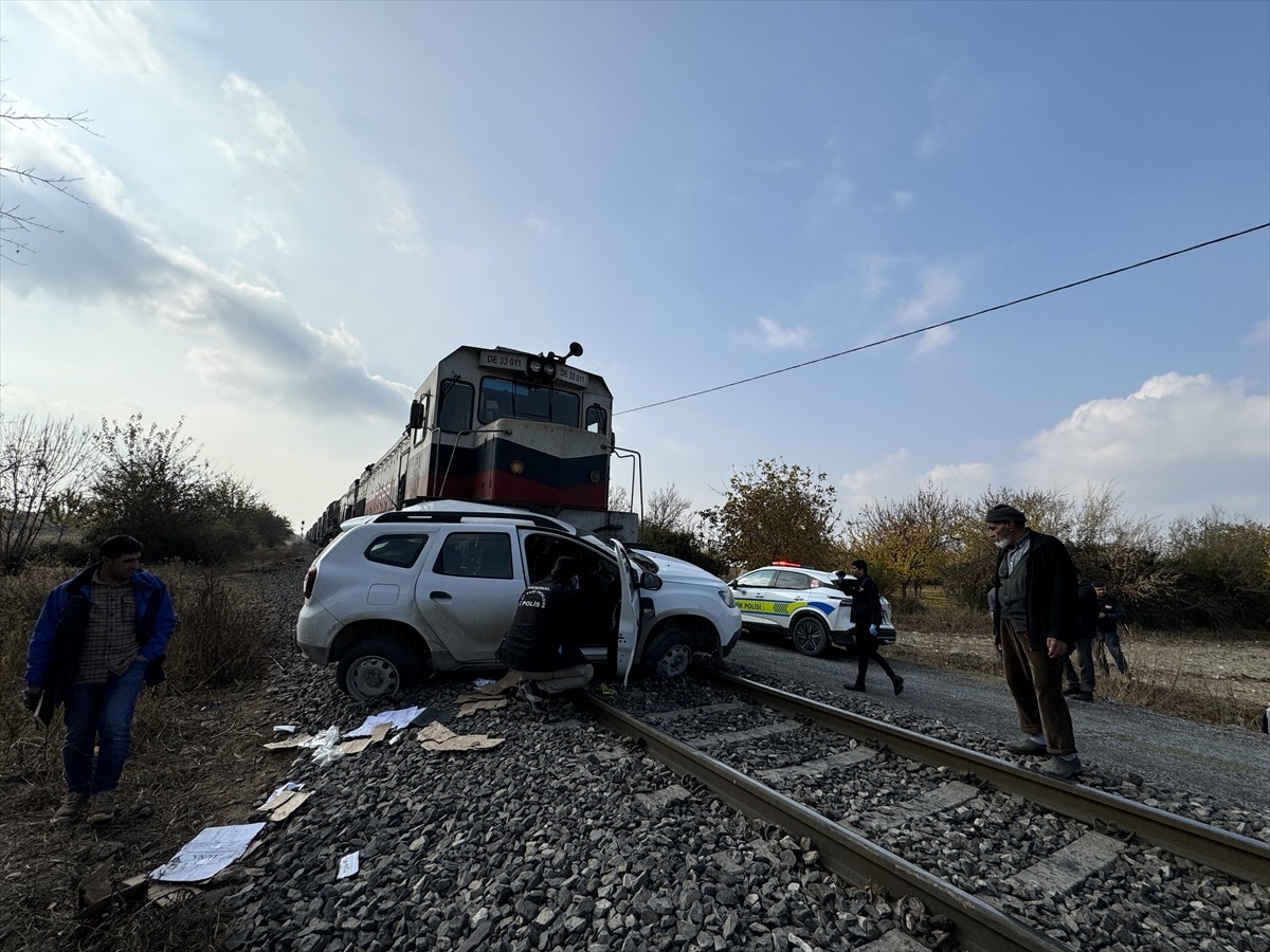 Malatya'nın merkez Battalgazi ilçesinde yük treninin otomobile çarpması sonucu 2 kişi...