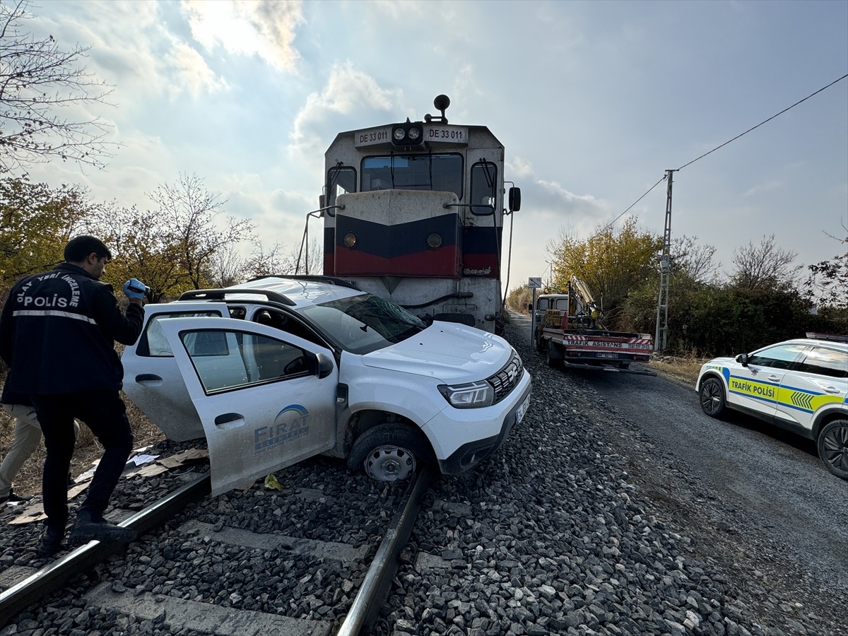 Malatya'nın merkez Battalgazi ilçesinde yük treninin otomobile çarpması sonucu 2 kişi...