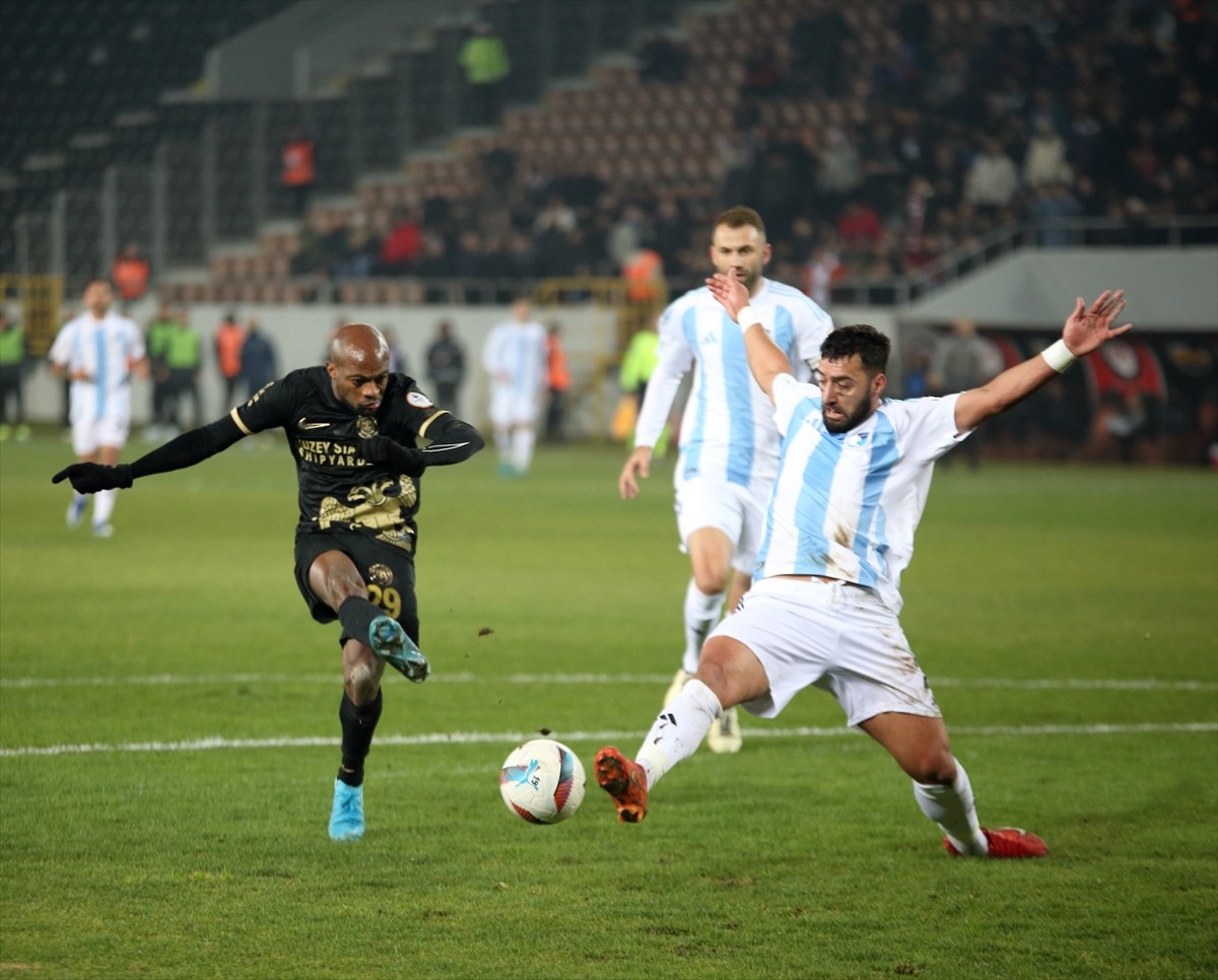 Trendyol 1. Lig'in 14. haftasında Ahlatcı Çorum FK ile Erzurumspor FK, Çorum Şehir Stadyumu'nda...