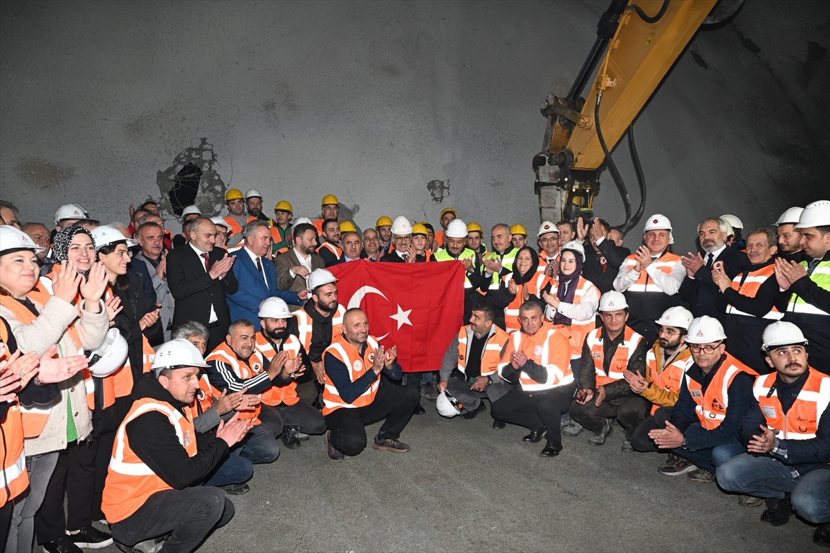 Ulaştırma ve Altyapı Bakanı Abdulkadir Uraloğlu, Çamlıhemşin Tüneli'ndeki ışık görme törenine...