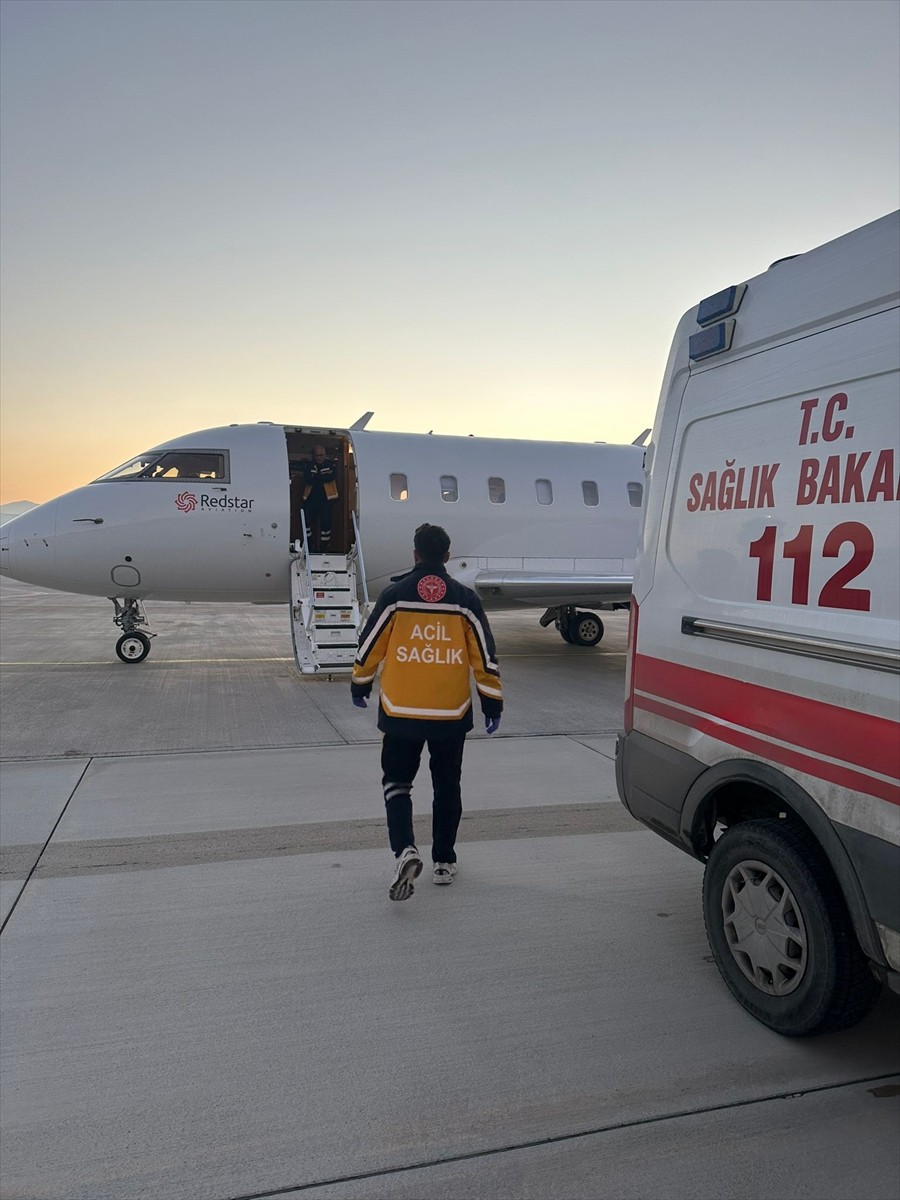 Van'da, kalp rahatsızlığı olan 5 günlük bebek, ileri tetkik ve tedavisi için ambulans uçakla...