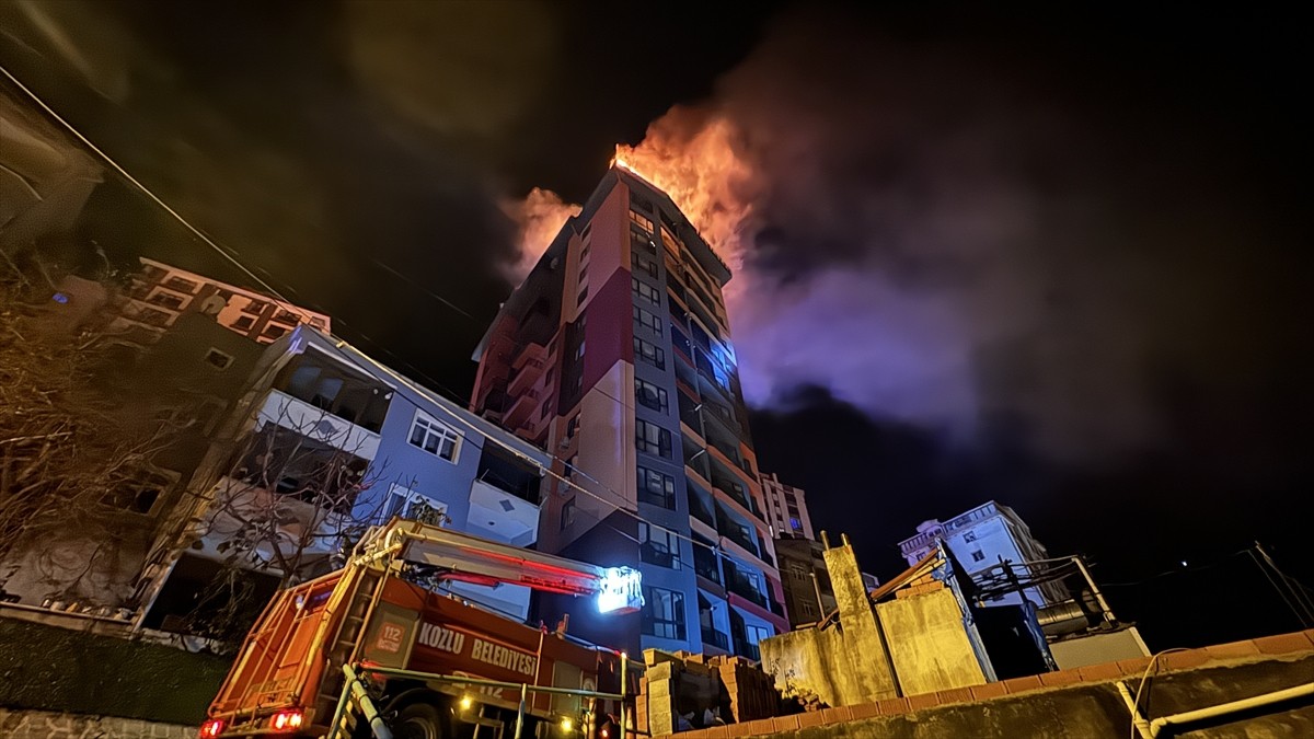 Zonguldak'ın Kozlu ilçesinde 13 katlı apartmanın çatısında çıkan yangın söndürüldü. Ekiplerin...