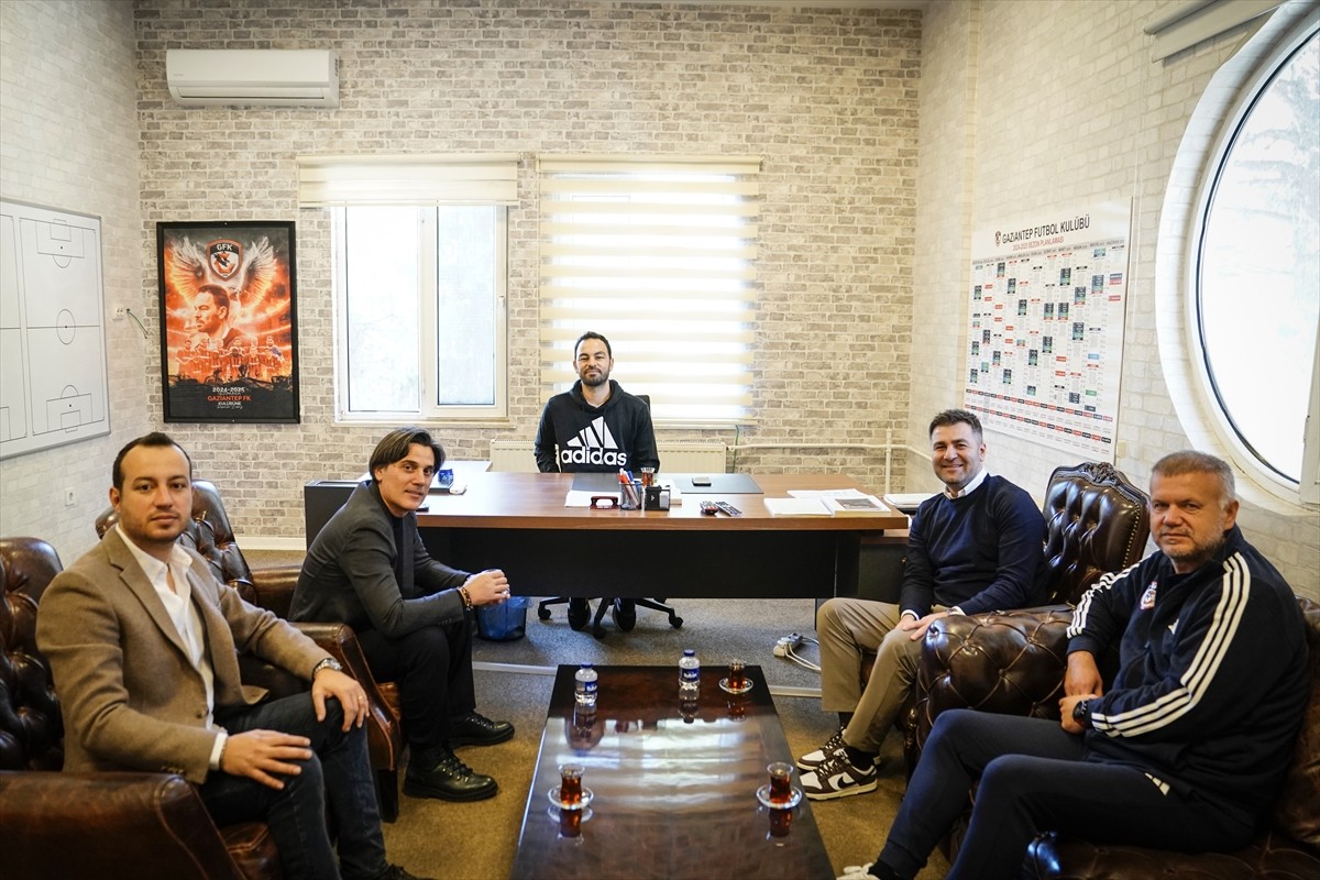 A Milli Futbol Takımı Teknik Direktörü Vincenzo Montella (sol 2), Trendyol Süper Lig takımlarından...