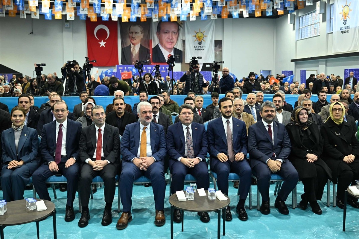 Adalet Bakanı Yılmaz Tunç (ortada), Pendik Belediye Başkanı Ahmet Cin (sol 3), AK Parti İstanbul...