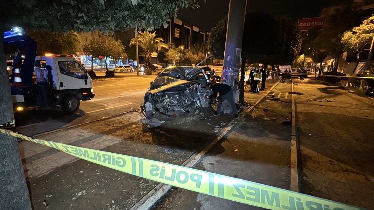 Adana'da hafif ticari aracın tabela direğine çarpması sonucu 1 kişi öldü, 1 kişi yaralandı.